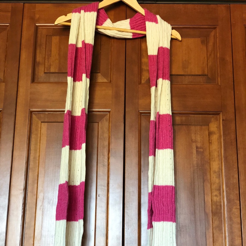 American Eagle pink and white knit scarf